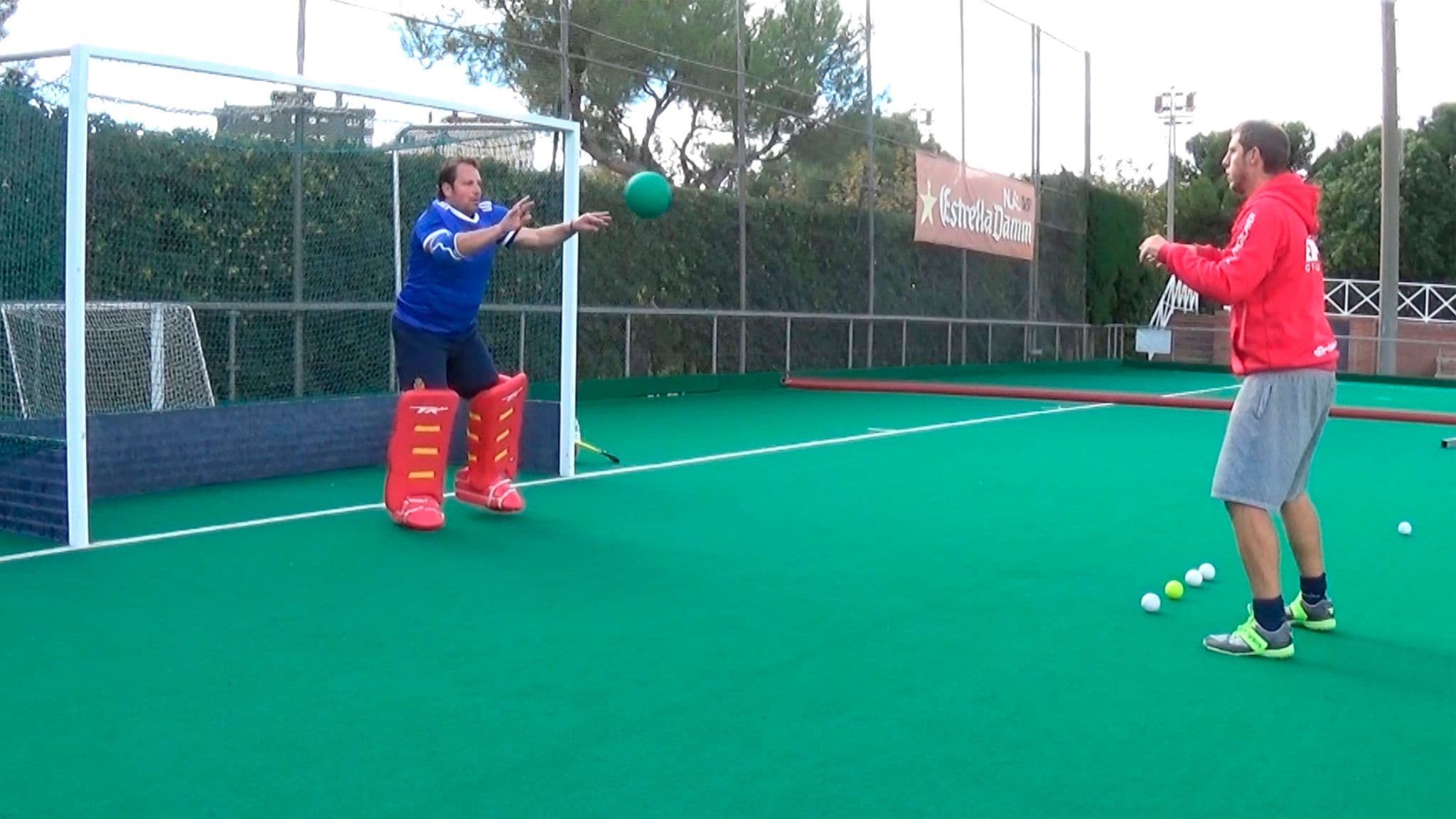 Parada con pies: save-clear + pases con balón