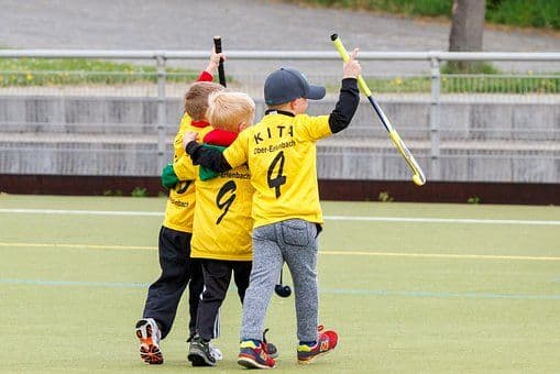 Ejercicios de hockey para niños: pase y recepción