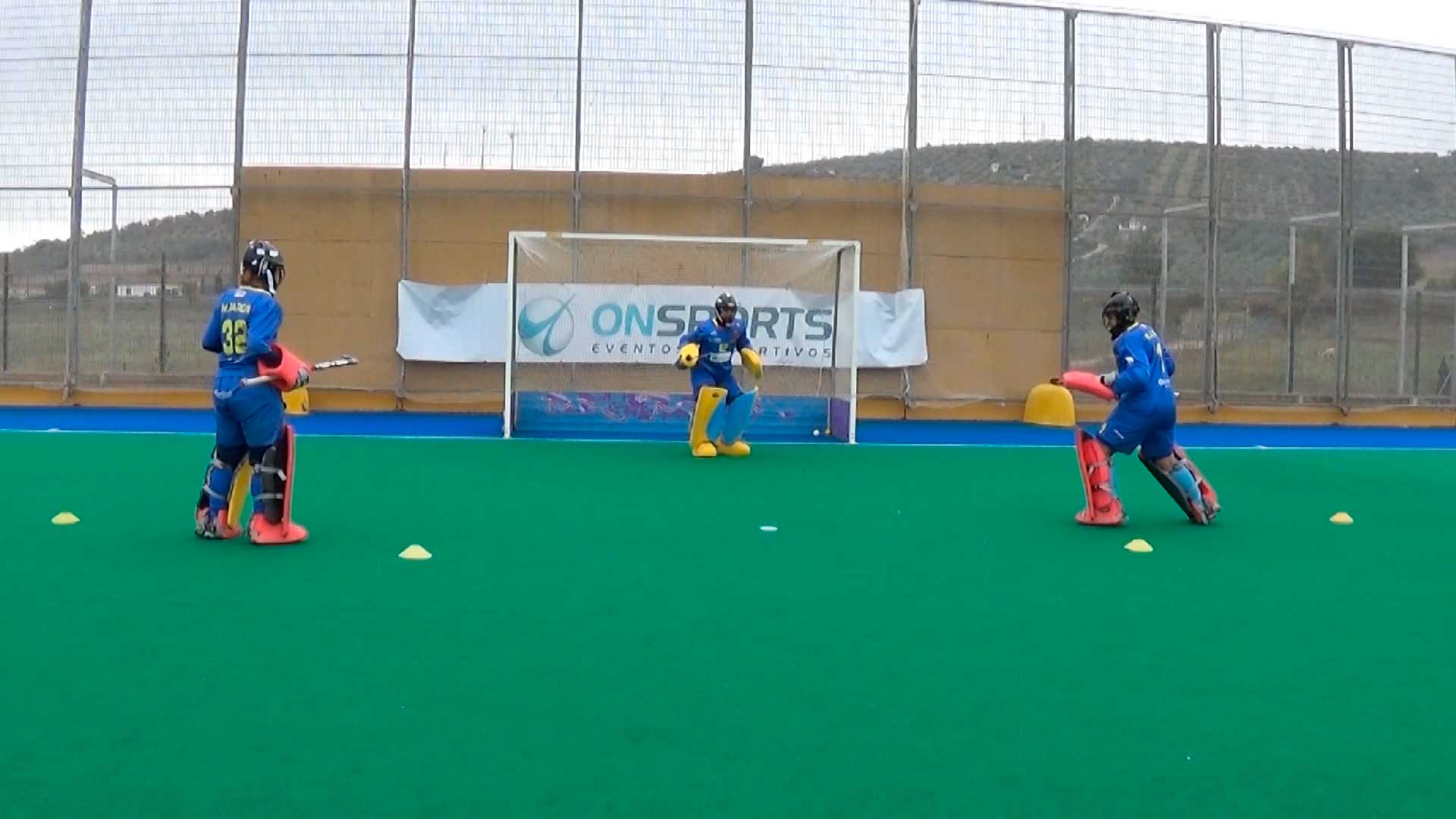 Portero hockey hierba: despeje orientado a 3 porterías
